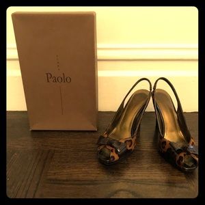 Peep toe leopard print pumps